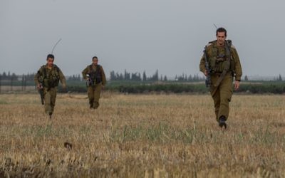 Des soldats d'infanterie israéliens lors d'un exercice près de la frontière syrienne, sur le plateau du Golan, dans le nord d’Israël. Illustration. (Crédit : Flash90)