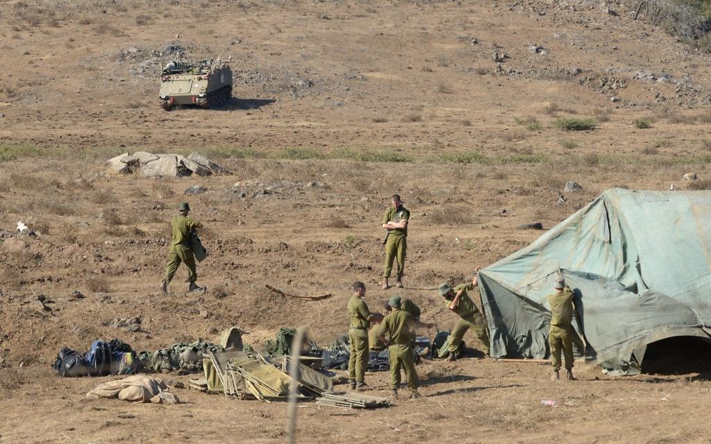 Des soldats de l’armée israélienne montent un hôpital de campagne sur le plateau du Golan, près de la frontière syrienne, le 30 août 2013 (Crédit : Gili Yaari/Fllash 90) Des soldats de l’armée israélienne montent un hôpital de campagne sur le plateau du Golan, près de la frontière syrienne, le 30 août 2013 (Crédit : Gili Yaari/Fllash 90)