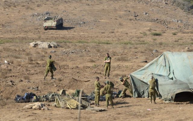 Des soldats de l’armée israélienne montent un hôpital de campagne sur le plateau du Golan, près de la frontière syrienne, le 30 août 2013 (Crédit : Gili Yaari/Fllash 90) Des soldats de l’armée israélienne montent un hôpital de campagne sur le plateau du Golan, près de la frontière syrienne, le 30 août 2013 (Crédit : Gili Yaari/Fllash 90)