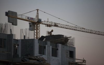 Des ouvriers travaillent sur un  chantier dans le quartier Har Homa, au sud-est de Jérusalem, le 27 octobre 2013. (Crédit : Flash90)