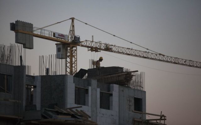 Des ouvriers travaillent sur un chantier dans le quartier Har Homa, au sud-est de Jérusalem, le 27 octobre 2013. (Crédit : Flash90) Des ouvriers travaillent sur un chantier dans le quartier Har Homa, au sud-est de Jérusalem, le 27 octobre 2013. (Crédit : Flash90)