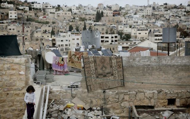 Une petite Palestinienne joue sur les toits de Hébron, le 7 novembre 2013 (Crédit : Miriam Alster/FLASH90)