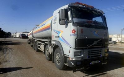 Un camion-citerne palestinien délivre du fuel en provenance du Qatar à Gaza via le point de passage de Kerem Shalom, le 15 décembre 2013 (Crédit : Abed Rahim Khatib / Flash90)