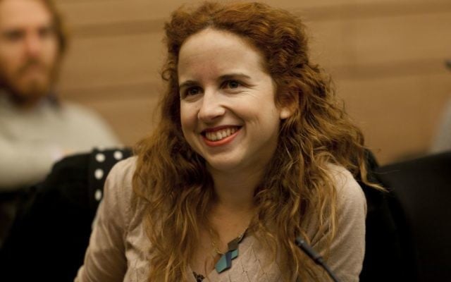 La députée Haavoda Stav Shaffir lors d'une réunion de la commission des finances, le 16 décembre 2013 (Crédit : Flash90)