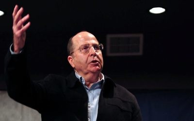 Le ministre israélien de la Défense, Moshe Yaalon, s'adresse à des étudiants israéliens lors de sa visite dans la ville d'Ofakim, le 14 janvier 2014 (Crédit : Ariel Hermoni/Ministère de la Défense/FLASH90)