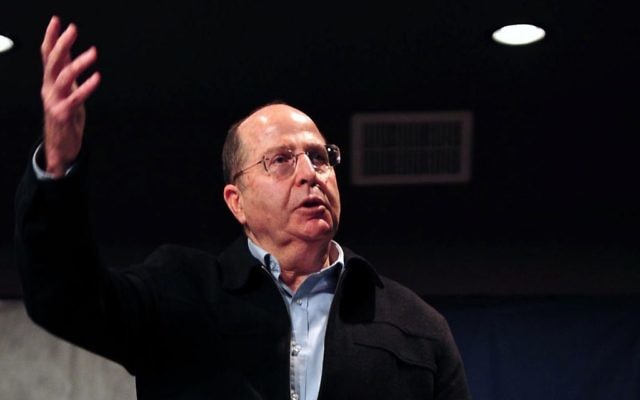 Le ministre israélien de la Défense, Moshe Yaalon, s'adresse à des étudiants israéliens lors de sa visite dans la ville d'Ofakim, le 14 janvier 2014 (Crédit : Ariel Hermoni/Ministère de la Défense/FLASH90) Le ministre israélien de la Défense, Moshe Yaalon, s'adresse à des étudiants israéliens lors de sa visite dans la ville d'Ofakim, le 14 janvier 2014 (Crédit : Ariel Hermoni/Ministère de la Défense/FLASH90)