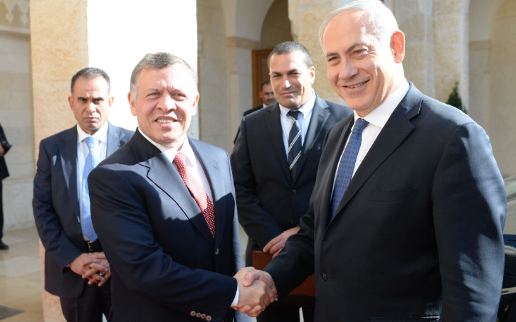 Le Premier ministre israélien Benjamin Netanyahu (à droite) en Jordanie avec le roi Abdallah II (Crédit : Kobi Gideon/GPO/FLASH90) Le Premier ministre israélien Benjamin Netanyahu (à droite) en Jordanie avec le roi Abdallah II (Crédit : Kobi Gideon/GPO/FLASH90)
