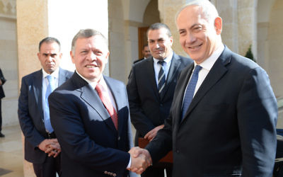 Le Premier ministre israélien Benjamin Netanyahu (à droite) en Jordanie avec le roi Abdallah II (Crédit : Kobi Gideon/GPO/FLASH90)