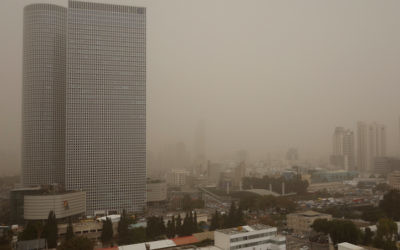 Les gratte-ciel de Tel Aviv à peine visibles, 2 mars 2014 (Crédit : Dror Garti/FLASH90)