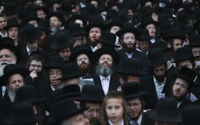 Des milliers de juifs ultra-orthodoxes, réunis dans les rues de Jérusalem pour manifester contre le projet de loi de conscription universelle (Crédit : Yonathan Sindel/Flash90)