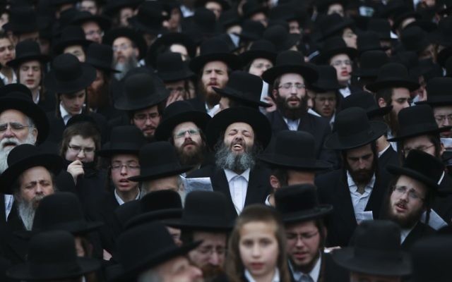 Des milliers de juifs ultra-orthodoxes, réunis dans les rues de Jérusalem pour manifester contre le projet de loi de conscription universelle (Crédit : Yonathan Sindel/Flash90)