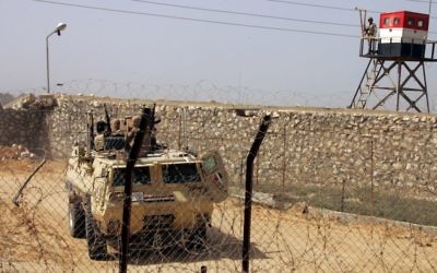 Des soldats égyptiens patrouillent au poste de frontière de Rafah, entre la bande de Gaza et l'Egypte, le 5 mars 2014 (Crédit : Abed Rahim Khatib/Flash90)