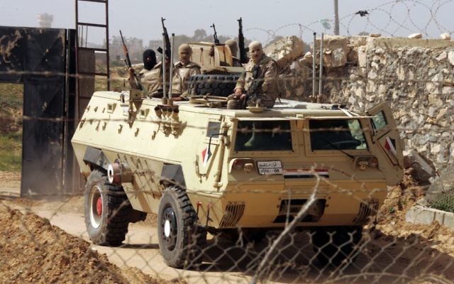 Des soldats égyptiens se tiennent au poste de frontière de Rafah, entre la bande de Gaza et l'Egypte, le 5 mars 2014 (Crédit : Abed Rahim Khatib/Flash90) Des soldats égyptiens se tiennent au poste de frontière de Rafah, entre la bande de Gaza et l'Egypte, le 5 mars 2014 (Crédit : Abed Rahim Khatib/Flash90)