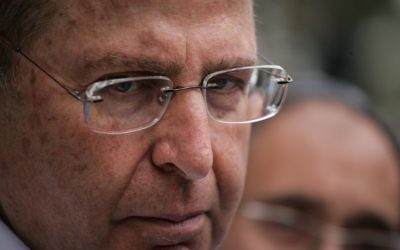 Le ministre de la Défense Moshe Yaalon lors d'une cérémonie à la mémoire des soldats défunts de l’armée israélienne, au cimetière militaire du Mont Herzl à Jérusalem, le 9 mars 2014 (Crédit : Flash90)