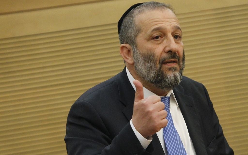 Le chef du parti Shas, Aryeh Deri, à la réunion spéciale de l'opposition, le 11 mars 2014, (Crédit : Miriam Alster/Flash90) Le chef du parti Shas, Aryeh Deri, à la réunion spéciale de l'opposition, le 11 mars 2014, (Crédit : Miriam Alster/Flash90)