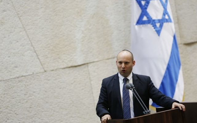 Le ministre de l'Economie, Naftali Bennett, lors d'une session plénière de la Knesset pour discuter du projet de loi de conscription universelle, le 11 mars 2014 (Crédit : Miriam Alster/FLASH90)