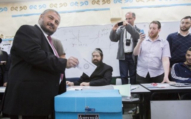 Moshe Abutbul, candidat à l'élection municipale de Beit Shemesh, vote à l'occasion du nouveau scrutin organisé dans la ville, le 11 mars 2014. (Crédit: Yonatan Sindel/Flash90) Moshe Abutbul, candidat à l'élection municipale de Beit Shemesh, vote à l'occasion du nouveau scrutin organisé dans la ville, le 11 mars 2014. (Crédit: Yonatan Sindel/Flash90)