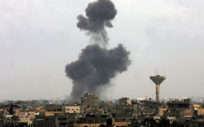 De la fumée s’élève après un raid israélien au sud de la bande de Gaza en 2012 (Crédit : Abed Rahim Khatib/Flash90)