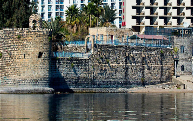La ville de Tibéria, sur la côte de la Mer de Galilée, le 20 février 2014 (Crédit : Moshe Shai/FLASH90)