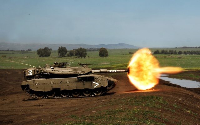 Un tank Merkava de l’armée israélienne tire lors d'un exercice dans le plateau du Golan en 2008 (Crédit : Neil Cohen/Porte-parole de l’armée israélienne via Wikimedia Commons) Un tank Merkava de l’armée israélienne tire lors d'un exercice dans le plateau du Golan en 2008 (Crédit : Neil Cohen/Porte-parole de l’armée israélienne via Wikimedia Commons)
