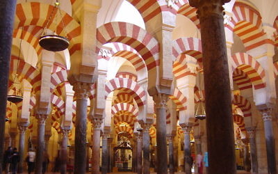 Intérieur de la mosquée de Cordoue (Crédit : Timor Esparllagas/Wikimedia Commons/CC BY-SA 2.5)