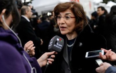 La conseillère du président syrien, Buthaina Shaaban donnant une interview à la télévision syrienne depuis Genève (Crédit : Fabrice Coffrini/AFP)