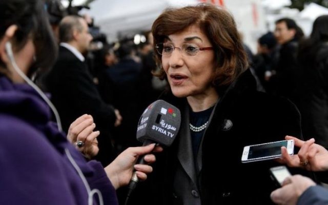 La conseillère du président syrien, Buthaina Shaaban donnant une interview à la télévision syrienne depuis Genève (Crédit : Fabrice Coffrini/AFP)