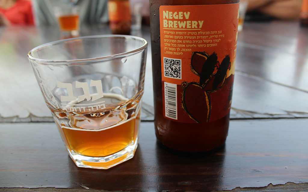 La délicieuse bière à la brasserie du NegevKiryat Gat (Crédit : Rebecca McKinsey/Times of Israel)