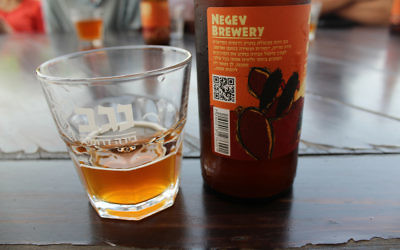 La délicieuse bière à la brasserie du NegevKiryat Gat (Crédit : Rebecca McKinsey/Times of Israel)