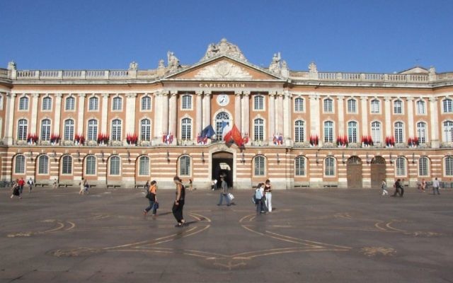 La façade de la mairie de Toulouse (Crédit : Felipeh/CC.BY.SA/Wikimedia commons) La façade de la mairie de Toulouse (Crédit : Felipeh/CC.BY.SA/Wikimedia commons)