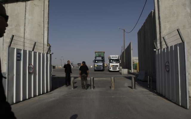 Le point de passage Keren Shalom entre Israël et Gaza (Crédit : Tsafrir Abayov/Flash 90)