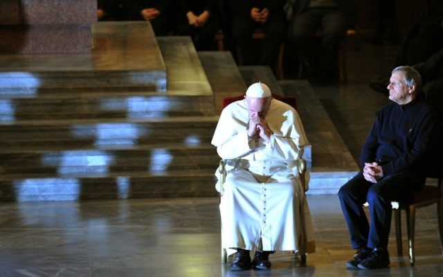 Le pape François en train de se recueillir avant de s'adresser à la mafia (Crédit : AFP/Tiziana Fabi) Le pape François en train de se recueillir avant de s'adresser à la mafia (Crédit : AFP/Tiziana Fabi)