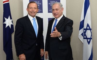Tony Abbott, à gauche, alors Premier ministre australien, et le Premier ministre Benjamin Netanyahu au Forum économique mondial de Davos, en janvier 2014. (Crédit : Kobi Gideon/GPO/Flash90)