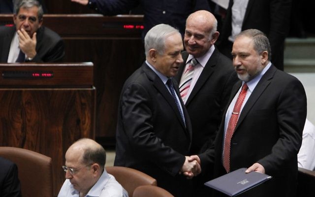 Le Premier ministre israélien Benjamin Netanyahu et Avigdor Liberman, ministre des Affaires étrangères, à la Knesset (Crédit : Miriam Alster/Flash 90)