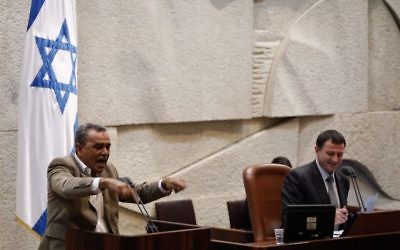 Le député Jamal Zahalke, membre du parti Balad, s'exprime à la Knesset (Crédit : Flash 90)
