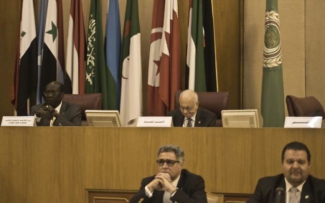 Le ministre des Affaires étrangères soudanais Barnaba Marial Benjamin (au fond à gauche) et le secrétaire général de la Ligue arabe Nabil al Arabi (au fond à droite) (Crédit : AFP/Khaled Desouki)