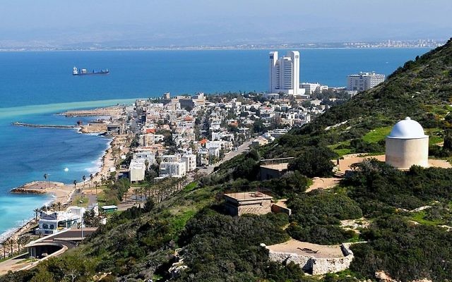 Le mont Carmel au bord de mer (Crédit : Zvi Roger/Municipalité de Haifa/CC BY SA 3.0) Le mont Carmel au bord de mer (Crédit : Zvi Roger/Municipalité de Haifa/CC BY SA 3.0)