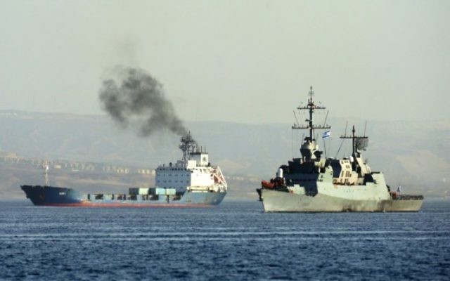 Le navire Klos-C (à gauche) escorté par un bateau de la marine israélienne (Crédit : Flash 90) Le navire Klos-C (à gauche) escorté par un bateau de la marine israélienne (Crédit : Flash 90)