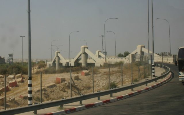 Le poste-frontière Allenby, entre la Jordanie et la Cisjordanie. (Crédit : Abutoum/WikiCommons)