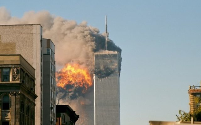 Les tours du World Trade Center, le 11 septembre 2001. (Crédit : TheMachineStops/Flickr) Les tours du World Trade Center, le 11 septembre 2001. (Crédit : TheMachineStops/Flickr)