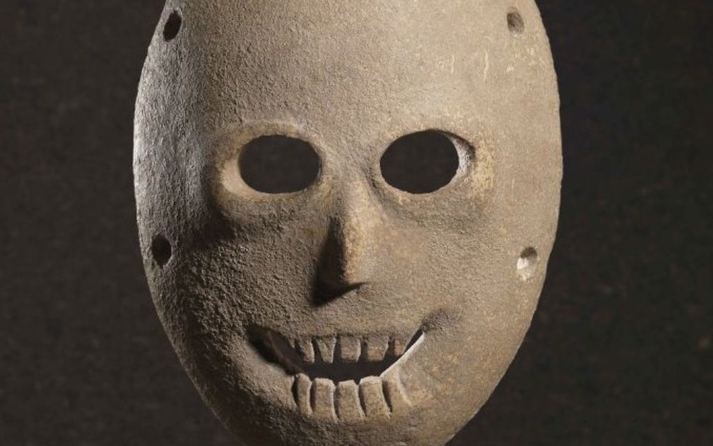 Un masque peint, de la grotte de Nahal Hemar, désert de Judée, néolithique. Environ 9000 ans. (Crédit : Elie Posner/Musée d’Israël)