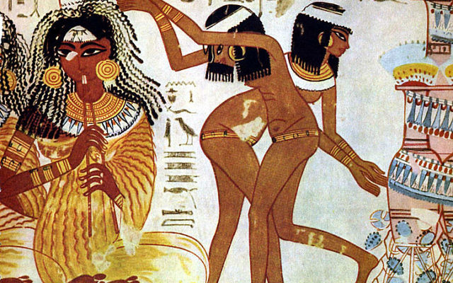Des musiciens et danseuses sur une fresque dans la tombe de Nebamun (Crédit : The Yorck Project/domaine publique/Wikimedia Commons) Des musiciens et danseuses sur une fresque dans la tombe de Nebamun (Crédit : The Yorck Project/domaine publique/Wikimedia Commons)