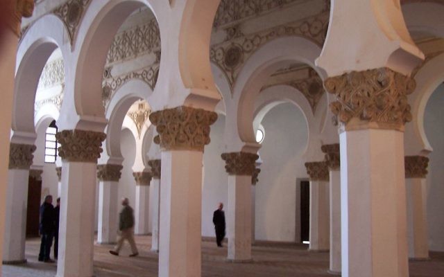 Des colonnes à l’intérieur de la synagogue de Toledo, Espagne, juin 2008 (Crédit : Zmorgan/domaine publique/Wikimedia Commons) Des colonnes à l’intérieur de la synagogue de Toledo, Espagne, juin 2008 (Crédit : Zmorgan/domaine publique/Wikimedia Commons)