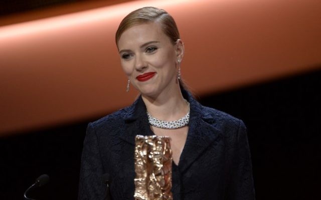 Scarlett Johansson, à la cérémonie des Césars à Paris, où elle a reçu un César d'honneur le 28 février 2014 (Crédit : AFP/Martin Bureau) Scarlett Johansson, à la cérémonie des Césars à Paris, où elle a reçu un César d'honneur le 28 février 2014 (Crédit : AFP/Martin Bureau)