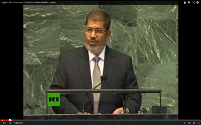 L'ancien président égyptien Mohamed Morsi, lors de son discours à l'assemblée générale de l'ONU. (Crédit : capture d'écran Youtube/RT)