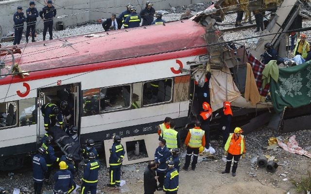 Scène de l'attentat de Madrid du 11 mars 2004 (Crédit : Pierre Philippe Marcou/AFP) Scène de l'attentat de Madrid du 11 mars 2004 (Crédit : Pierre Philippe Marcou/AFP)