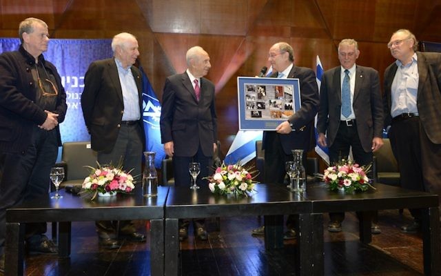 Shimon Peres à un débat avec 3 lauréats israéliens du Prix Nobel, mené par le Dr. Yossi Vardi (centre-droit), au Technion à Haifa - 8 janvier 2014. (Crédit : Flash90) Shimon Peres à un débat avec 3 lauréats israéliens du Prix Nobel, mené par le Dr. Yossi Vardi (centre-droit), au Technion à Haifa - 8 janvier 2014. (Crédit : Flash90)