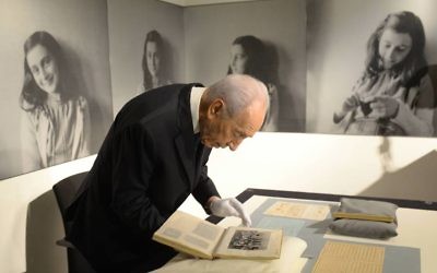 Shimon Peres au musée d'Anne Frank (Crédit : Facebook/Shimon Peres)