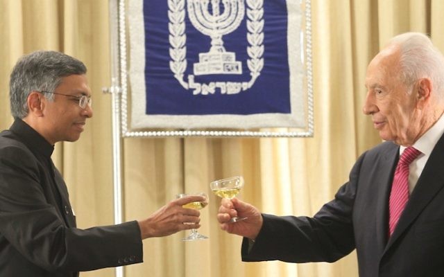 Shimon Peres et Jaideep Sarkar ambassadeur indien en Israël (Crédit : Isaac Harari/Flash90)