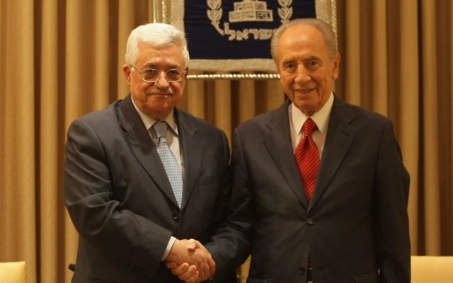 Shimon Peres, alors président, et le président de l'Autorité palestinienne Mahmoud Abbas (Crédit : Kobi Gideon/Flash 90)
